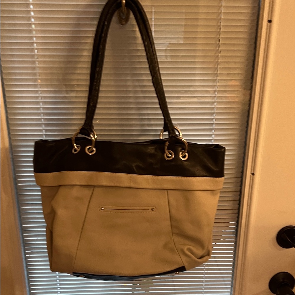 B. Makowsky Elegant Black and Tan Shoulder Bag - Picture 5 of 9